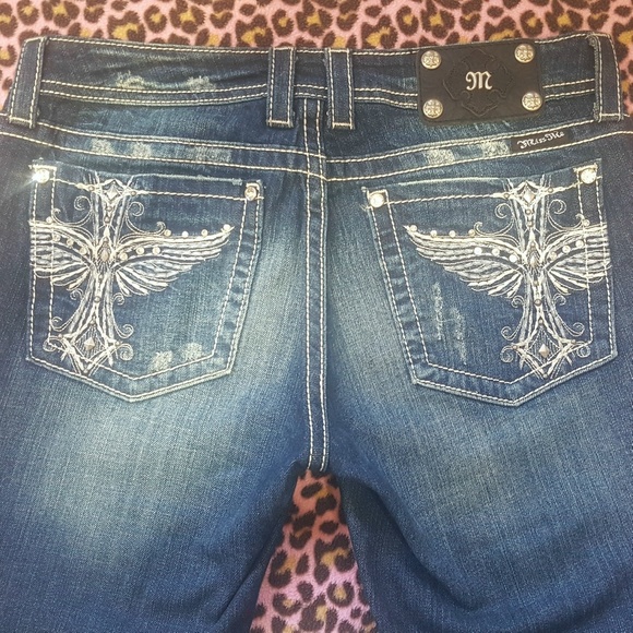 💞NEW! MISS ME BUCKLE GOTH CROSS WINGS BLING JEANS - Picture 5 of 6